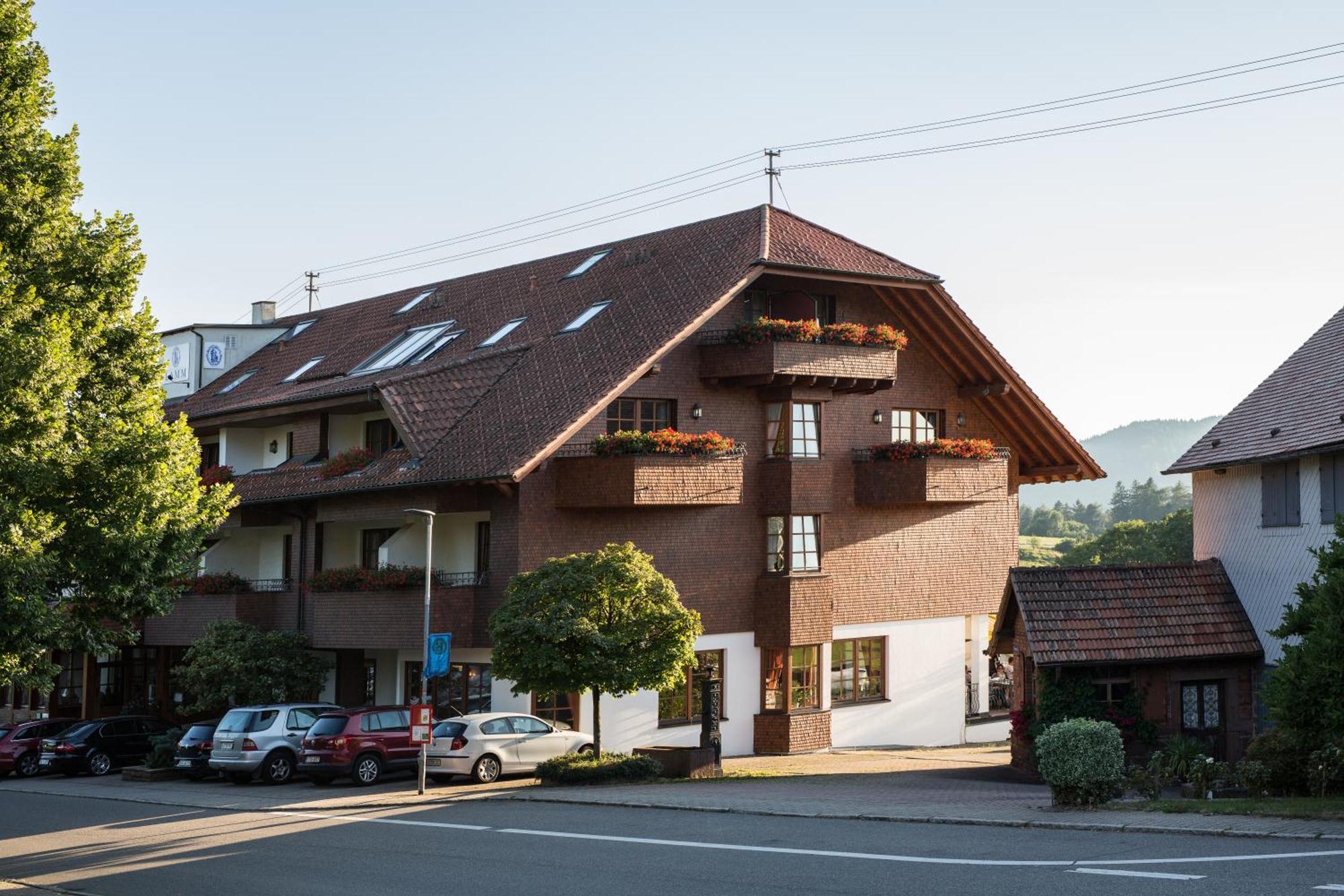 Hotel Restaurant Vinothek Lamm Bad Herrenalb Esterno foto