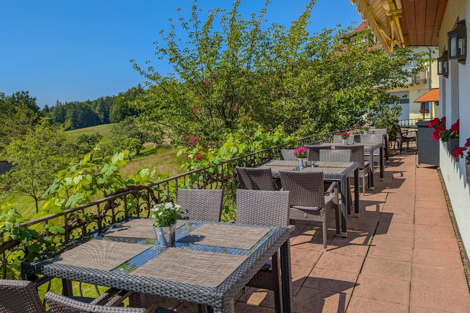 Hotel Restaurant Vinothek Lamm Bad Herrenalb Esterno foto