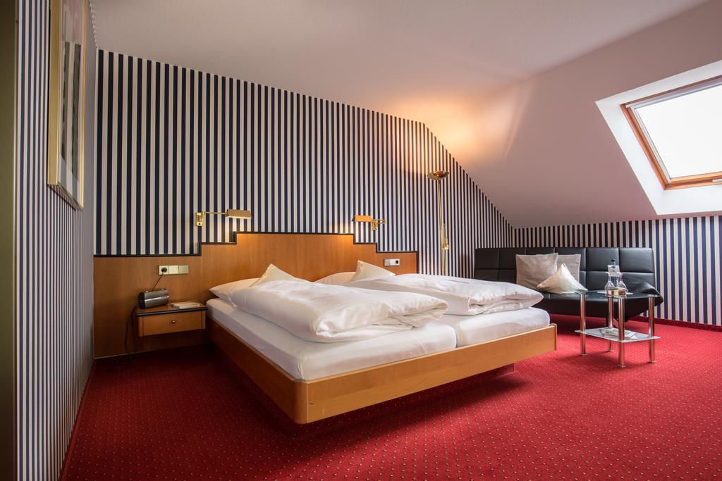 Hotel Restaurant Vinothek Lamm Bad Herrenalb Esterno foto